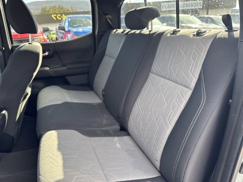 Used 2022 Toyota Tacoma TRD Sport image 11