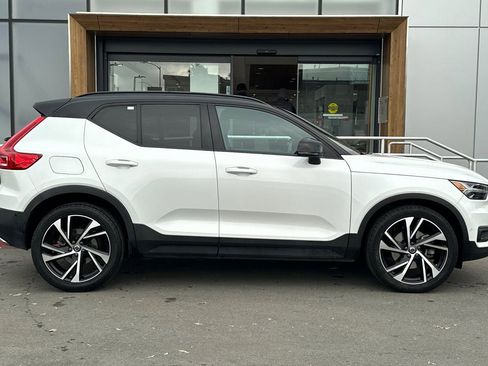 Used 2019 Volvo XC40 T4 R-Design image 8