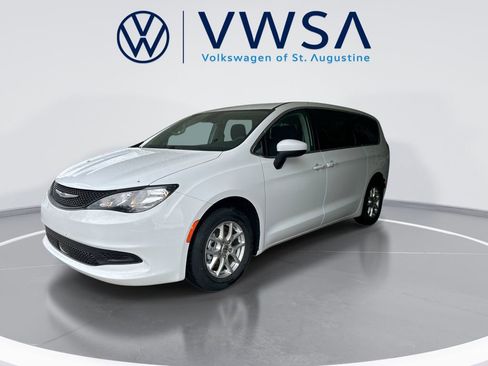Used 2023 Chrysler Voyager LX FWD image 3