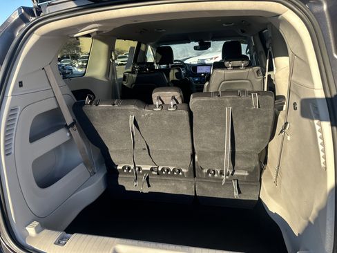 Used 2022 Chrysler Pacifica Touring-L image 11