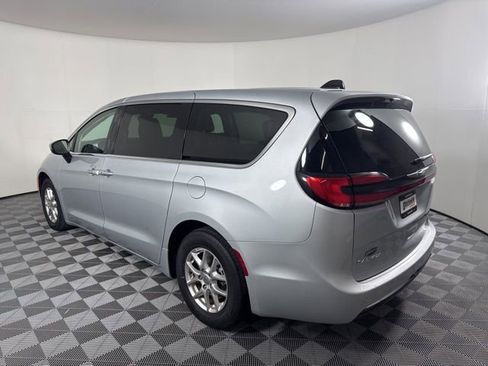 Used 2023 Chrysler Pacifica Touring-L image 5