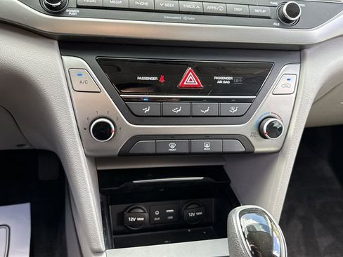 Used 2017 Hyundai Elantra SE image 17