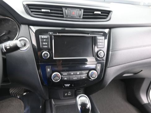 Used 2018 Nissan Rogue SV AWD/4WD image 14