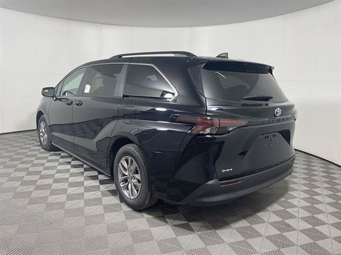 New 2026 Toyota Sienna LE FWD image 5