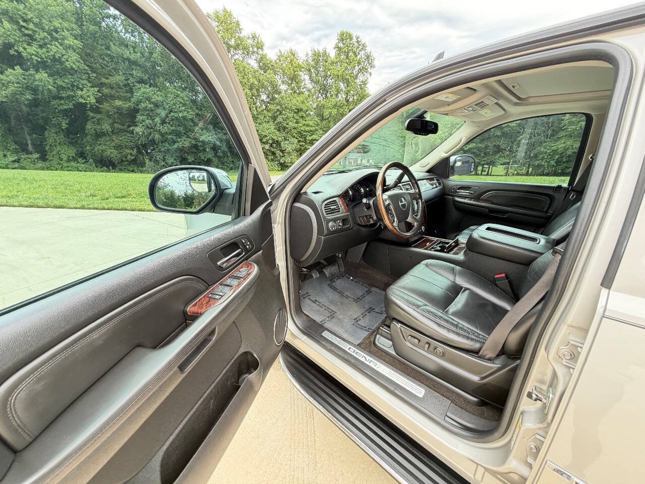 Used 2007 GMC Yukon Denali AWD/4WD image 8