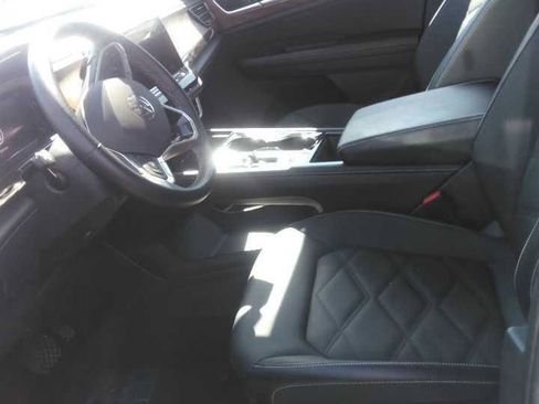 Used 2025 Volkswagen Atlas SE image 5