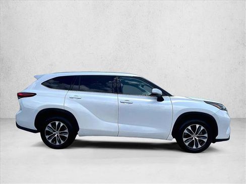 Used 2022 Toyota Highlander XLE FWD image 5