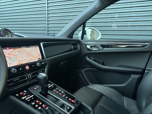 Certified 2025 Porsche Macan image 11