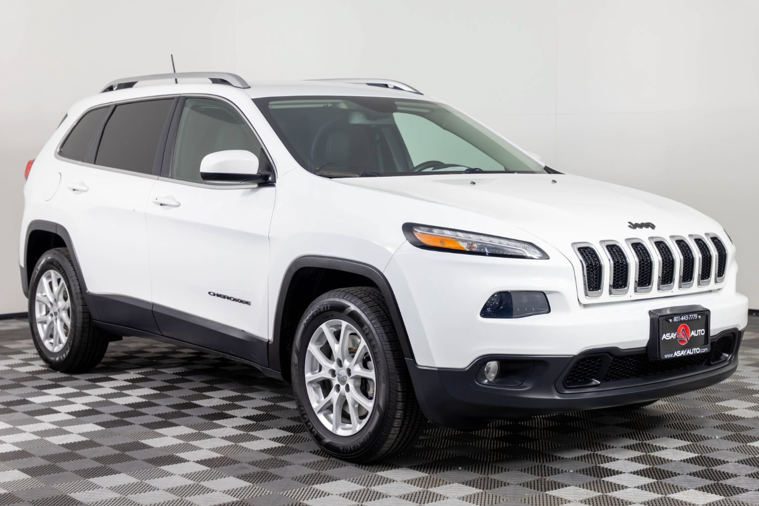 Used 2018 Jeep Cherokee Latitude Plus w/ Cold Weather Group AWD/4WD image 11