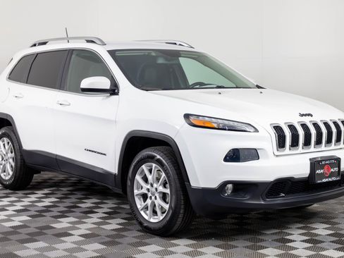 Used 2018 Jeep Cherokee Latitude Plus w/ Cold Weather Group AWD/4WD image 11