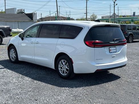 Used 2023 Chrysler Pacifica Touring-L FWD image 4