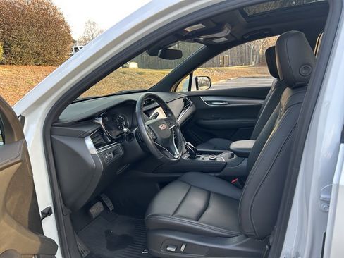 Used 2025 Cadillac XT6 Luxury image 36