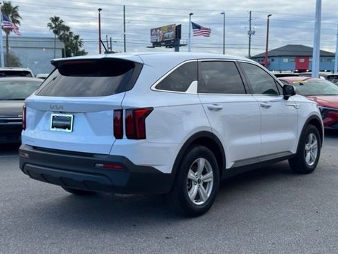 Used 2023 Kia Sorento LX image 3