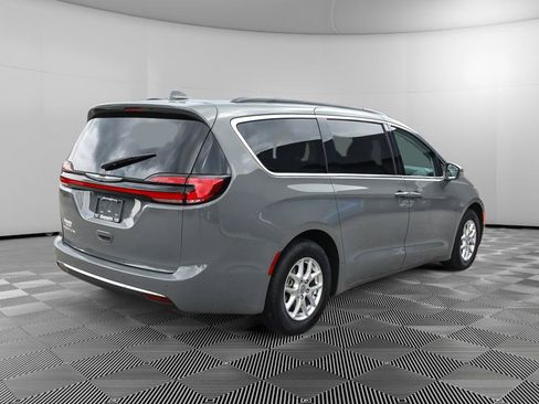 Used 2022 Chrysler Pacifica Touring-L FWD image 8