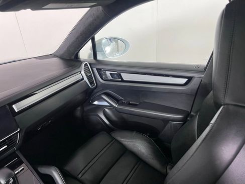 Used 2023 Porsche Cayenne Turbo AWD/4WD image 29