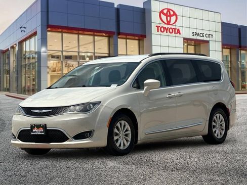 Used 2017 Chrysler Pacifica Touring-L FWD image 2