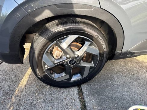 Used 2023 Hyundai Venue SEL FWD image 25