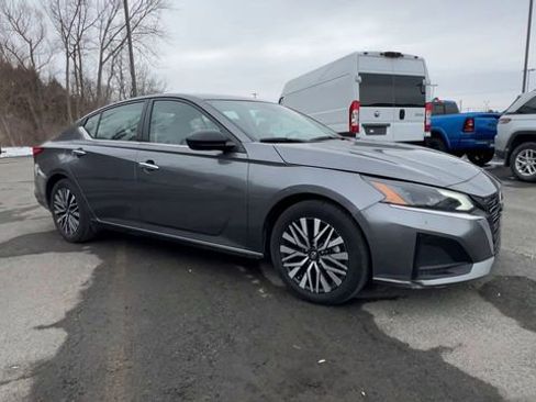 Used 2024 Nissan Altima 2.5 SV image 2