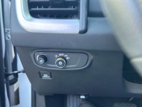 Used 2023 GMC Terrain SLE w/ Driver Convenience Package image 17