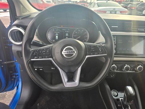 Used 2021 Nissan Versa SV image 6