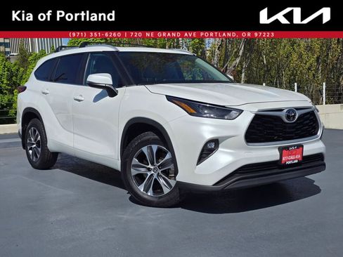 Used 2023 Toyota Highlander XLE AWD/4WD image 1