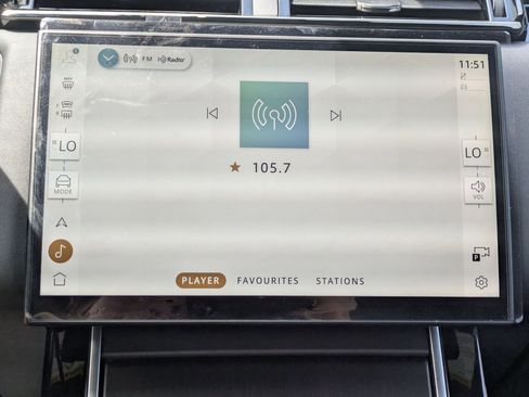 New 2026 Land Rover Range Rover Velar Dynamic SE image 13