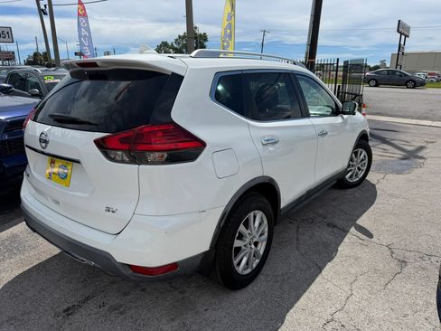 Used 2017 Nissan Rogue SV w/ SV Premium Package FWD image 4