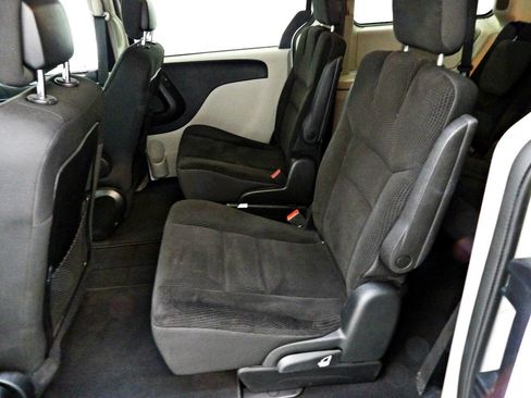 Used 2018 Dodge Grand Caravan SE w/ UConnect Hands-Free Group image 9