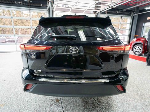 Used 2023 Toyota Highlander XLE image 3