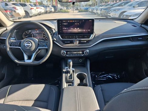 Used 2025 Nissan Altima 2.5 SV w/ SV Premium Package FWD image 9