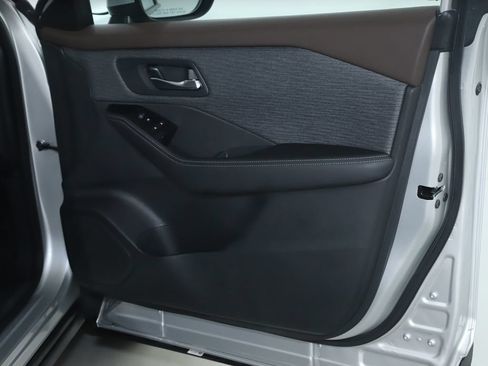 Used 2023 Nissan Rogue SV AWD/4WD image 33