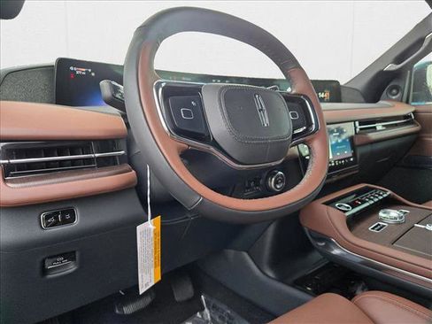 New 2025 Lincoln Navigator Reserve image 3