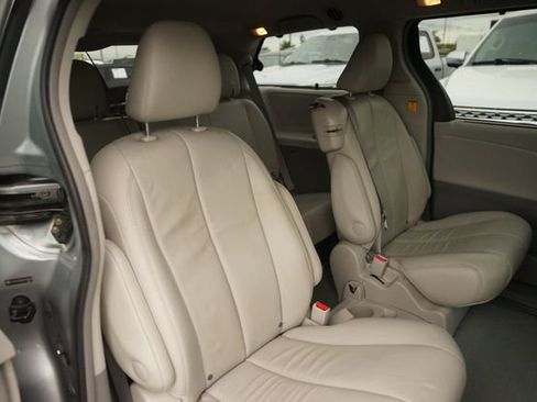 Used 2013 Toyota Sienna XLE w/ Entertainment Pkg FWD image 18