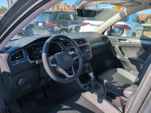 Certified 2022 Volkswagen Tiguan SE w/ Panoramic Sunroof Package image 8