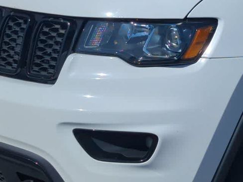 Used 2018 Jeep Grand Cherokee Laredo AWD/4WD image 11