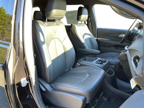 New 2026 Chrysler Pacifica Select w/ S Appearance Package image 27