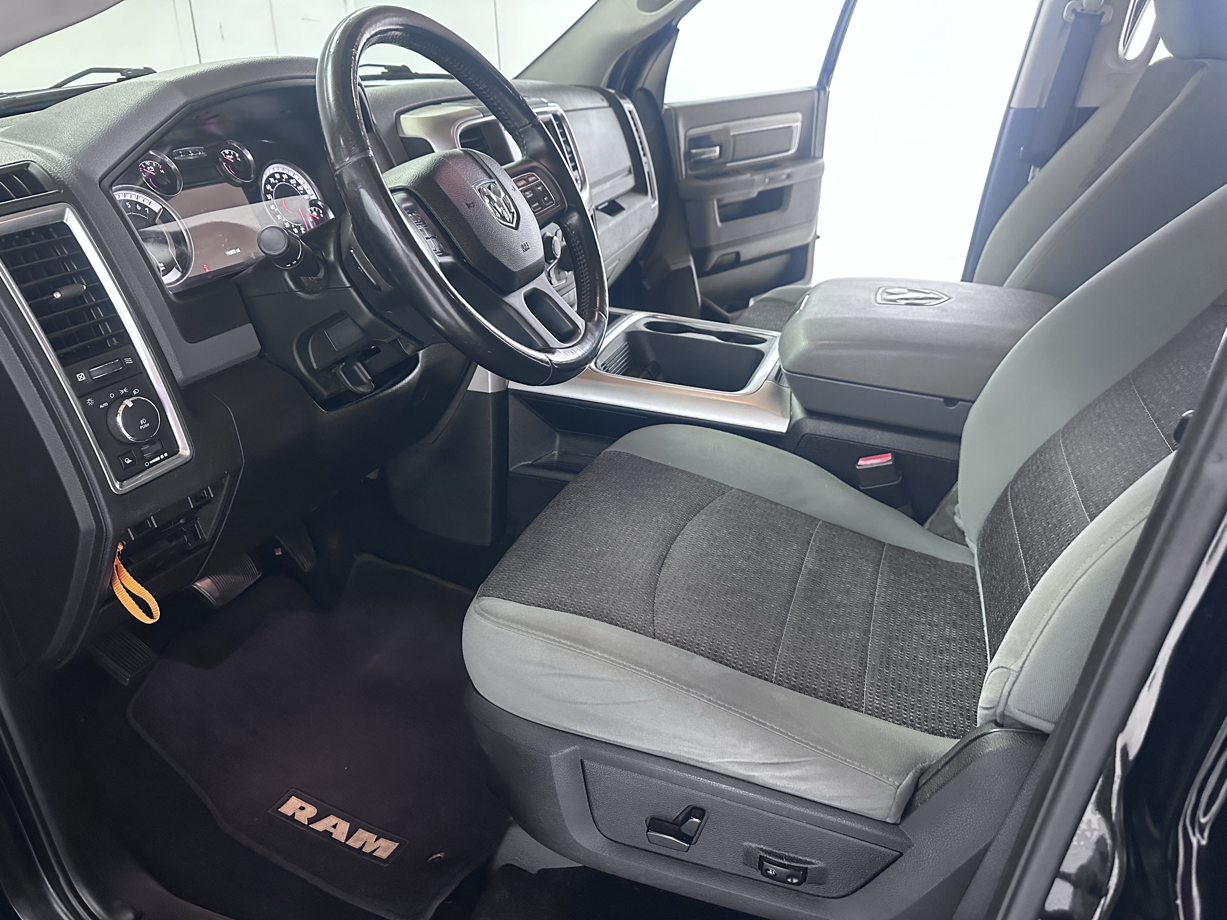 Used 2019 RAM 1500 Classic SLT w/ Luxury Group AWD/4WD image 38