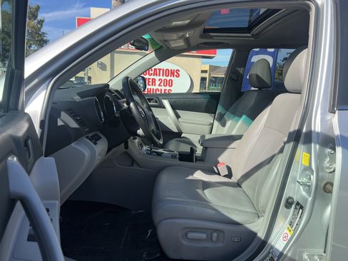 Used 2011 Toyota Highlander SE image 12