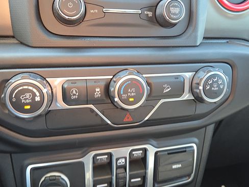 Used 2018 Jeep Wrangler Unlimited Sport S AWD/4WD image 28
