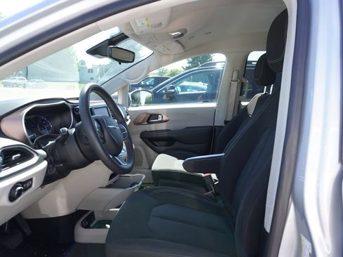Used 2023 Chrysler Voyager LX FWD image 2