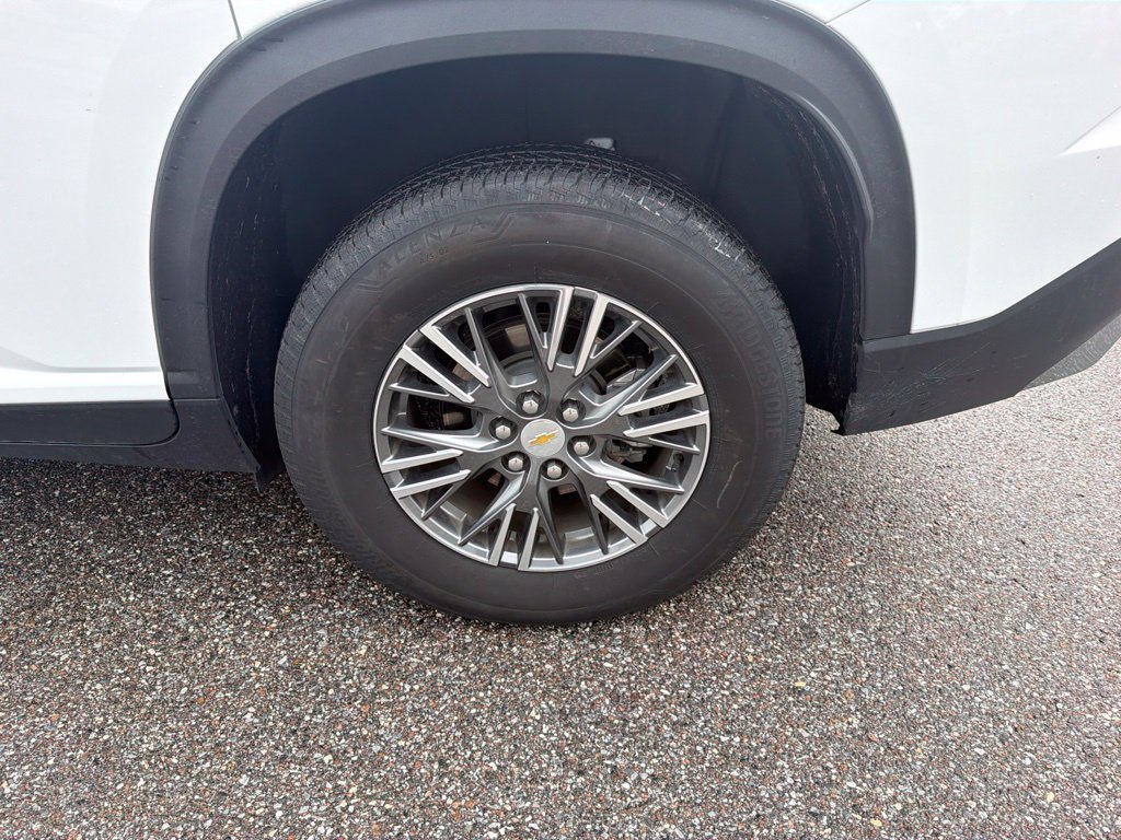 Used 2026 Chevrolet Traverse LT FWD image 9