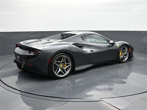 Used 2022 Ferrari F8 Tributo image 21