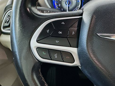Used 2018 Chrysler Pacifica Touring-L FWD image 23