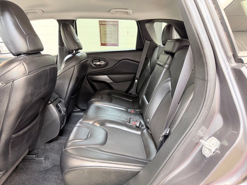Used 2019 Jeep Cherokee Latitude Plus w/ Comfort/Convenience Group FWD image 19