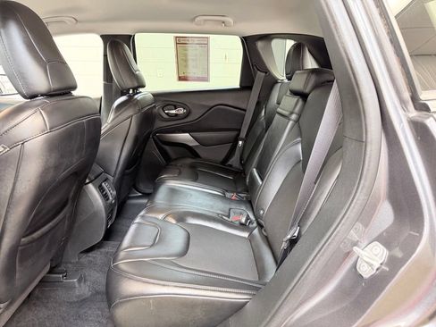 Used 2019 Jeep Cherokee Latitude Plus w/ Comfort/Convenience Group FWD image 19