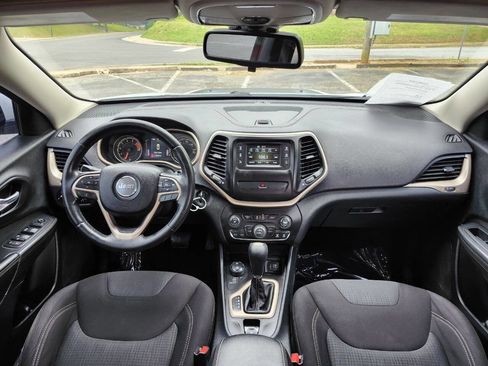 Used 2016 Jeep Cherokee Latitude AWD/4WD image 8