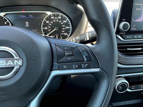 Used 2025 Nissan Altima 2.5 SV FWD image 13