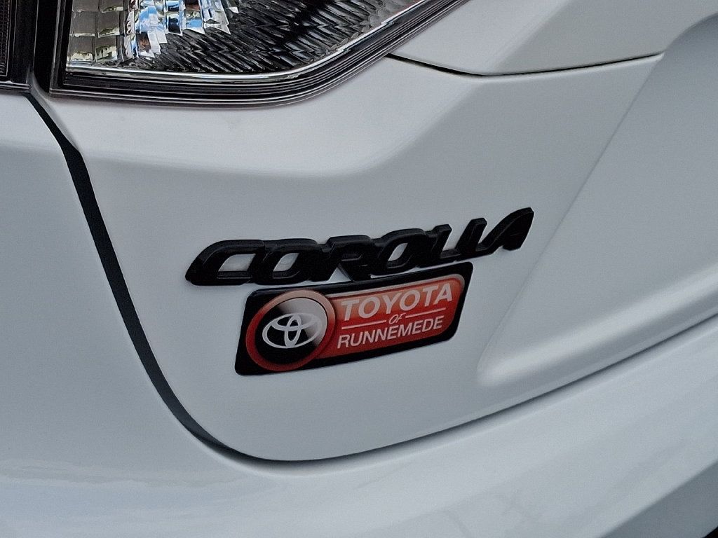 Used 2025 Toyota Corolla SE w/ SE Premium Package FWD image 31