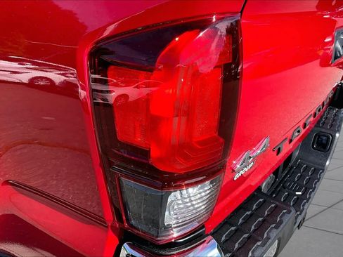 Certified 2020 Toyota Tacoma SR5 AWD/4WD image 26