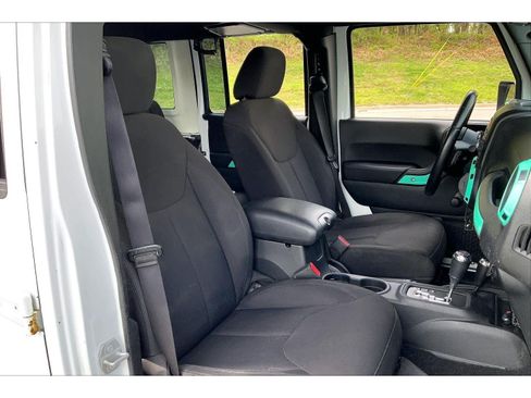 Used 2017 Jeep Wrangler Unlimited Sport w/ Connectivity Group AWD/4WD image 7